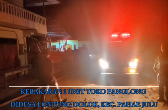Pos Pemadam Kebakaran (Damkar) Pahae Jae memadamkan kobaran api. (foto: Diskominfo Taput)