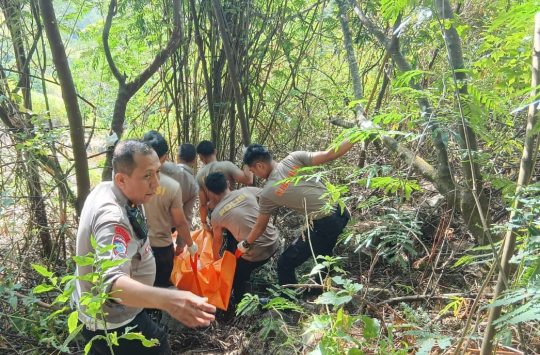 Jasad Korban saat di evakuasi Personel Polres Samosir (Foto: Humas Polres Samosir)
