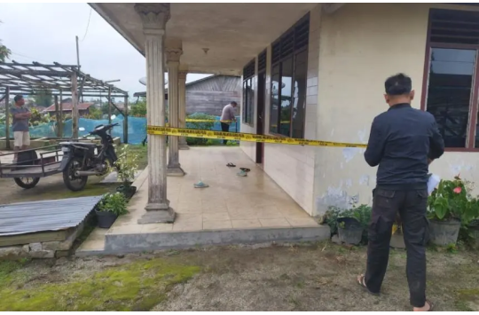 Terlihat garis Polisi telah di pasangkan oleh Polisi usai melakukan olah TKP