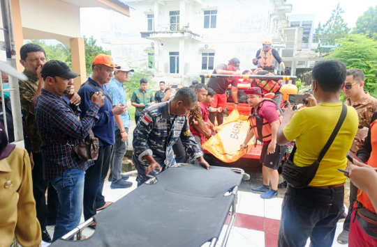 Tim SAR Gabungan saat mengevakuasi jasad Muhammad Safari Siregar dari Sungai Silau, Asahan, Jumat (4/7/2025). Proses evakuasi berlangsung dramatis di tengah medan sungai yang cukup sulit