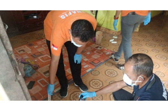 Tim Inafis Polresta Deli Serdang saat melakukan olah TKP di kamar korban yang ditemukan dalam kondisi membusuk. (Foto: Humas Polresta Deli Serdang)