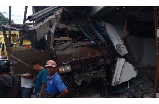 Truk Fuso Rem Blong Hantam Traffic Light dan Rumah Warga di Pematangsiantar, Tiga Orang Luka