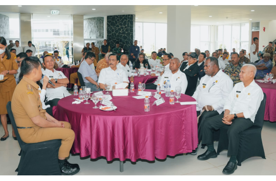 Luhut Binsar Panjaitan didampingi Wagubsu, SURYA saat mengunjungi TSTH2 di Kec.Pollung Humbahas (foto: humas provsu)