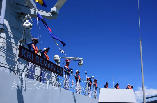 KRI Semarang-594 (foto: Dispen AL)