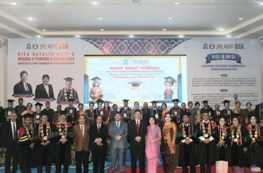 Ephorus HKBP Vikctor Tinambunan dan Rektor UHNHKBP Muktar Panjaitan serta para jajarannya foto bersama usai wisuda