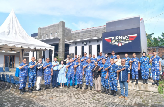 Foto bersama jajaran Dispenau dan para penyiar Airmen Radio di Plaza Airmen Radio, Cipinang Cempedak, Jakarta Timur, Selasa 17 Juni 2025. (Foto : Dispen AU).