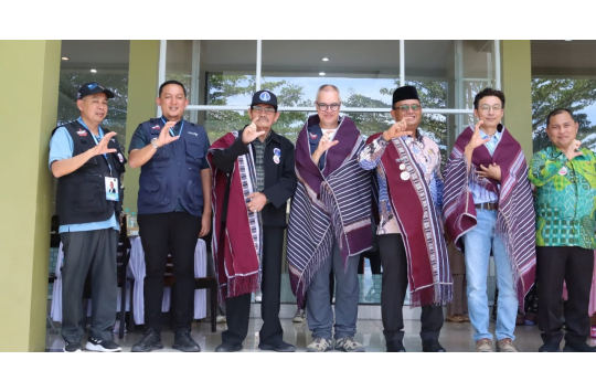 Assesor UNESCO  Prof. Jeon Youngmun  dan Prof. Jose Bernardo Rodrigues Brilha  menerima cinderamata dari Wakil Bupati  Dairi