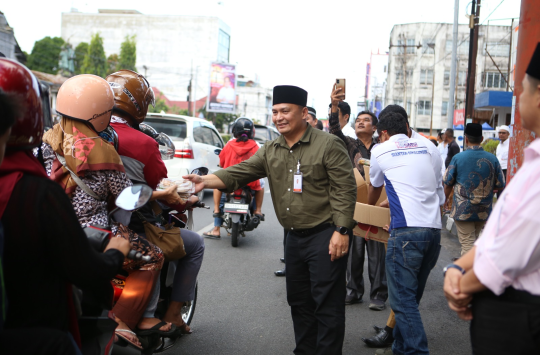 Bank Sumut Cabang Pematangsiantar dan SMSI bagikan takjil kepada masyarakat di Jalan Merdeka