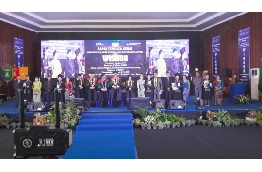 Rektor UHNP, Dr. Muktar Panjaitan foto bersama wisudawan terbaik saat acara wisuda di Auditorium kampus pada Jumat, 16 Mei 2025