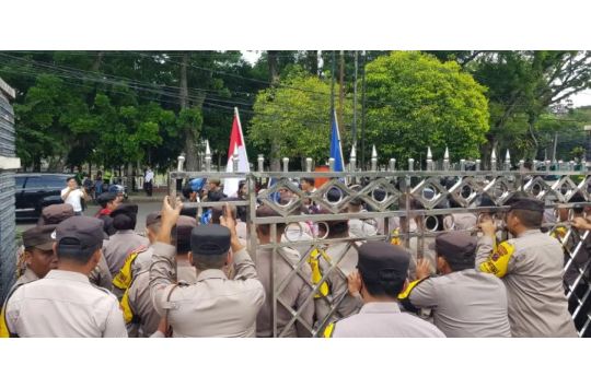 Ratusan mahasiswa melakukan unjuk rasa tolak UU TNI di depan kantor DPRD Pematangsiantar