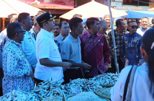 Pastikan Sembako tercukupi, JTP Hutabarat melakukan sidak ke Pasar Rakyat Parmonangan
