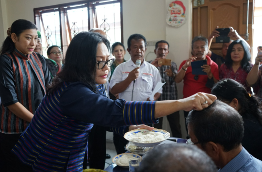 Ketua Tim Penggerak PKK, Neny Angelina Purba, saat mangupa korban bencana puting beliung Desa Hutagalung, Kec. Tarutung pada Rabu 23 April 2025 (Foto : Loksa Situmeang/Kabarnas.com)