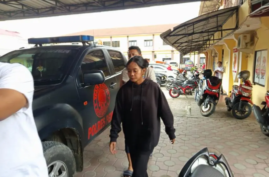 Seorang perempuan berada di Polres Pematangsiantar yang diduga teman korban cekcok