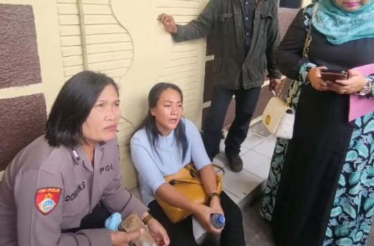 Hertawan Ladowo (di samping polwan) menangis saat melihat reka ulang ( foto istimewa)