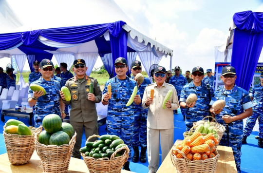 Kasau, Marsekal TNI M. Tonny Harjono, menghadiri kegiatan panen raya jagung di lahan ketahanan pangan milik Lanud Sjamsuddin Noor. (Foto: Dispen AU)