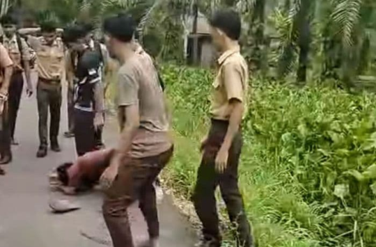 Tangkapan layar video viral memperlihatkan sejumlah siswa berseragam pramuka diduga menganiaya seorang siswa lain di Langkat, Sumatera Utara, Sabtu (24/10/2025). (Foto: Tangkapan Layar Facebook Bareno Syahputra/Kabarnas.id)