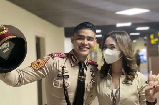 Ipda Yohananda saat foto bersama sang kekasih (Foto Istimewa)