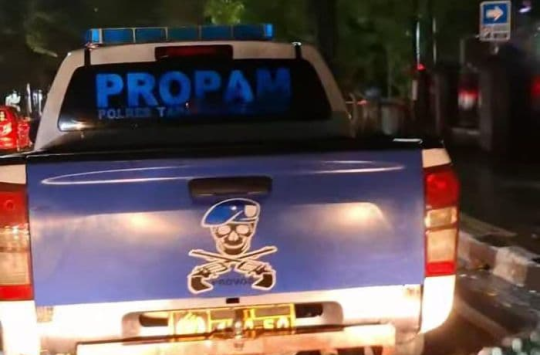 Tangkapan layar dari video viral yang menunjukkan warga menghentikan mobil diduga milik Propam Polres Tapsel usai kejadian tabrak lari di Jalan Pandu, Medan. Pengemudinya disebut masih di bawah umur. (Foto: @f.fhiee_ /Kabarnas.id)