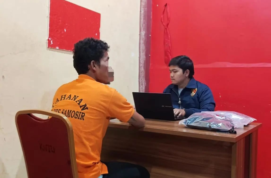 Pelaku peganiayaan saat di periksa di Polres Samosir