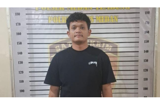 Pelaku berinisial RFA yang mengaku sebagai anak Kasat Narkoba Polrestabes Medan saat diamankan oleh Unit Reskrim Polsek Tembung (Foto: Dok. Humas Polrestatabes Medan)