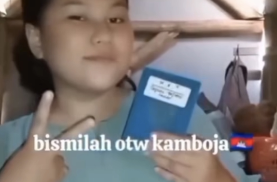 Tangkapan layar memperlihatkkan seorang wanita menunjukkan paspornya dengan caption "Bismillah otw Kamboja" (Foto tangkapan layar)