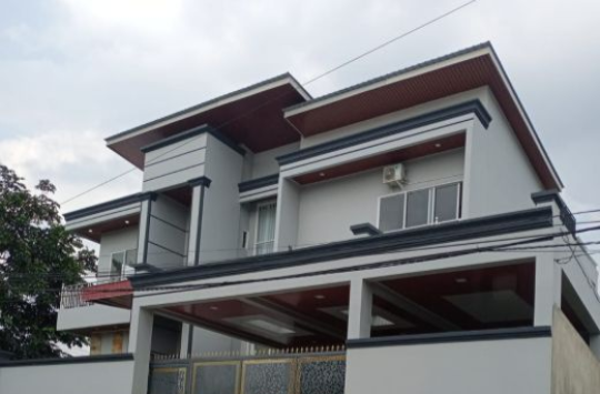 Tampak rumah dua lantai bergaya modern di kawasan Srimpi Raya, Medan Tuntungan, yang viral di media sosial dan disebut-sebut sebagai milik Kadis PUPR Sumut. Kepala Dinas PUPR membantah kepemilikan rumah tersebut