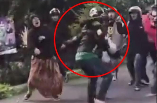 Para remaja saat melakukan aksi tawuran memakai sajam