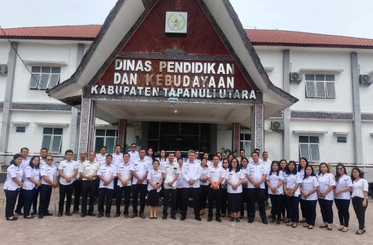 Wakil Bupati Taput Deni P. Lumbantoruan, melakukan kunjungan kerja sekaligus memimpin rapat evaluasi di Kantor Dinas Pendidikan dan Kebudayaan.