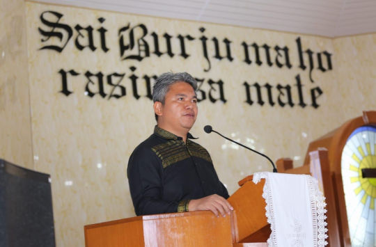 Wakil Bupati Taput, Deni P Lumbantoruan saat memberikan kata sambutan pada Festival Paduan Suara Naposo Bulung HKBP Distrik II Silindung yang bertema “Silindung Bermazmur” di Gereja HKBP Pearaja Tarutung pada Sabtu 17 Mei 2025. (Foto: Loksa Situmeang/Kaba