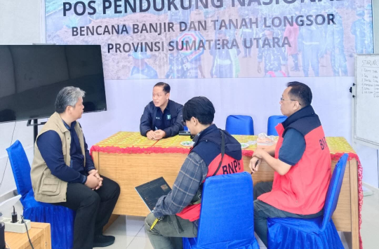 Wabup Taput Deni P. Lumbantoruan saat mengikuti rakor bersama Hanif Faisol Nurofiq dan Mayjen TNI Budi Irawan di Pos Pendukung Nasional Bencana di Bandara Silangit