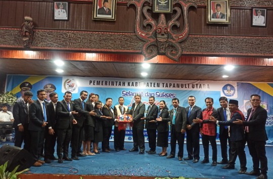 Wakil Bupati Tapanuli Utara, Deni P. Lumbantoruan bersama lainnya foto bersma saat peluncuran Empat Program Inovatif Pendidikan di Sopo Partungkoan Tarutung pada Selasa 20 Mei 2025. (Foto: Loksa Situmeang / Kabarnas.com)