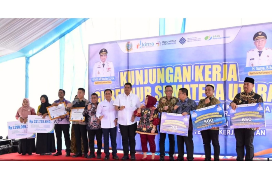 Gubernur Sumatera Utara, Bobby Nasution, saat menyerahkan Kartu BPJS  kepada seluruh Bupati dan Wali Kota di area KEK Sei Mangkei, Kabupaten Simalungun