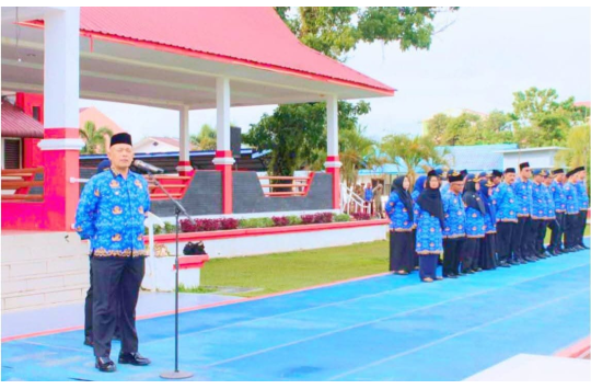 Wakil Bupati Tapanuli Tengah, Mahmud Efendi, menjadi Pembina upacara pada peringatan Hari Kesadaran Nasional KORPRI (foto; Diskominfo Tapteng)