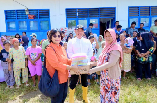 Wabup Tapteng Mahmud Efendi, bersama  Sarma Hutajulu, SH, meninjau dan  menyerahkan  bantuan kepada  warga yang terdampak bencana tanah longsor di Kelurahan Hajoran, Kecamatan Pandan