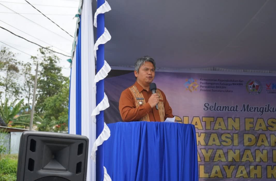 Wakil Bupati Tapanuli Utara, Dr. Deni Parlindungan Lumbantoruan, saat memberikan sambutan dalam kegiatan Fasilitasi Intensifikasi dan Integrasi Pelayanan KB/KR di Balai KB Siborongborong, Kamis (25/9/2025).