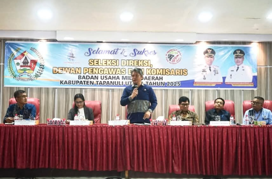 Wakil Bupati Tapanuli Utara Dr. Deni Parlindungan Lumbantoruan, ST., M.Eng saat membuka seleksi terbuka pengisian jabatan Direksi, Dewan Pengawas, dan Komisaris BUMD Taput Tahun 2025 di Aula Martua Kantor Bupati.
