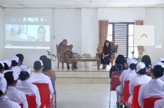 Wakil Bupati Taput, Deni P. Lumbantoruan saat menjadii narasumber utama dalam Kuliah Pakar Prodi DIII Kebidanan Tapanuli Utara.
