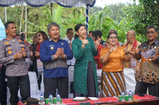 Wabup Taput, Deni P Lumbantoruan bersama undangan lainnya saat mengikuti ibadah i rangkaian Napak Tilas Paskah Nasional yang dilaksanakan di Monumen Munson- Henry Lyman, Lobu Pining, Kecamatan Adiankoting, Kamis (24/04/2025). (foto : Loksa Situmeang/ Kaba