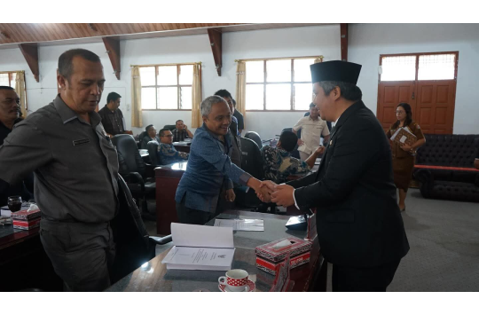 Wakil Bupati Taput,  Deni P. Lumbantotuan menyalami Anggota DPRD Taput saat penyampaian Nota Pengantar Bupati Ranperda tentang RPJMD Kabupaten Tapanuli Utara periode 2025–2029.