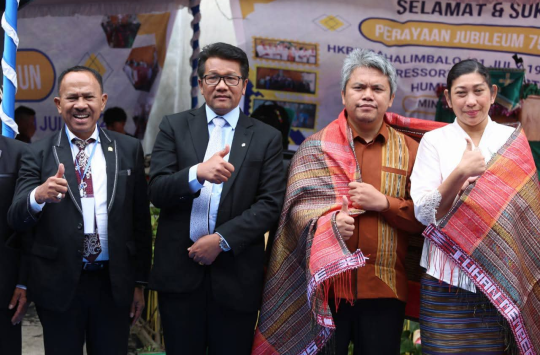 Wakil Bupati Taput, Deni P. Lumbantoruan, didampingi istri, Ny. Lisa Deni Lumbantoruan br. Malau, menghadiri Ibadah Pesta Jubileum ke‑75 HKBP Bahal Imbalo, Desa Lobu Siregar I. (Foto: Loksa Situmeang / Kabarnas.id)