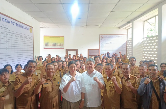 Wakil Bupati Taput, Deni P Lumbantoruan bersama Ny. Lisa Deni Lumbantoruan Br. Malau saat enghadiri Rapat Koordinasi di kantor Kecamatan Adiankoting
