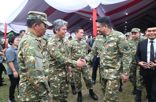 Wakil Bupati Taput Dr. Deni Lumbantoruan bersama Gubernur Sumut Bobby Nasution dan Forkopimda menghadiri upacara HUT ke-80 TNI di Lapangan Merdeka Medan, Minggu (5/10/2025).