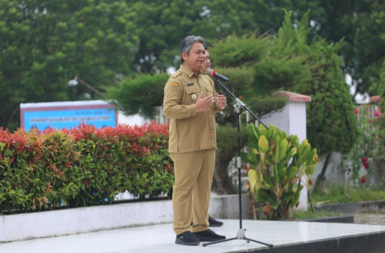 Wakil Bupati Tapanuli Utara, Dr. Deni Lumbantoruan, M.Eng, memberikan arahan saat memimpin apel pagi di halaman Kantor Bupati Taput, Senin (22/9/2025), terkait persiapan Hari Jadi Kabupaten Tapanuli Utara ke-80.
