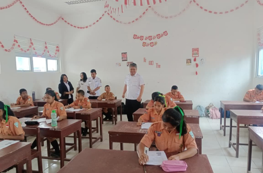 Wabup Taput, Deni P. Lumbantoruan saat melakukan kunjungan ke SMP Negeri 3 Tarutung