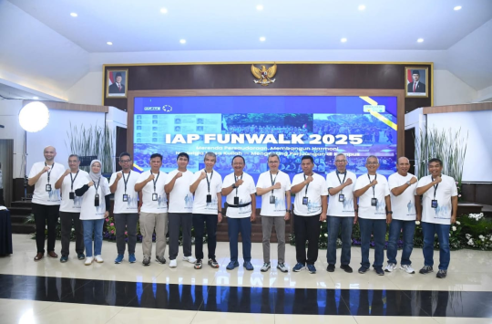Peserta Funwalk Reuni Ikatan Alumni Penerbangan ITB foto bersama di Markas Koopsudnas, Halim Perdanakusuma, Jakarta, Sabtu (28/6/2025). (Foto: Dispen AU)