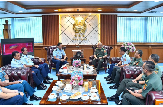 Marsekal Madya TNI Andyawan Martono Putra menerima laporan resmi dari para Athan Perwira Tinggi periode penugasan 2025–2027 di ruang kerja Wakasau, Mabesau, Cilangkap, Jakarta Timur, pada Rabu 18 Juni 2025. (Foto: Dispen AU)