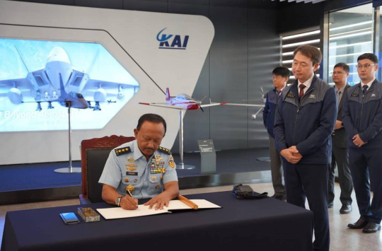 Wakasau, Marsekal Madya TNI Ir. Tedi Rizalihadi S., saat memimpin "Commander Inspection" terkait pengadaan enam unit pesawat T‑50i di pabrik KAI (foto: Dispen AU)