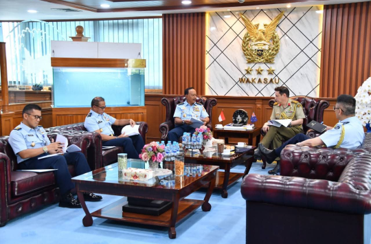 Wakasau, Marsekal Madya TNI Ir. Tedi Rizalihadi S, saat  menerima kunjungan kehormatan Defence Attaché Australia, Brigadir Micah Batt, CSC, DSM. (Foto: Dispen AU)