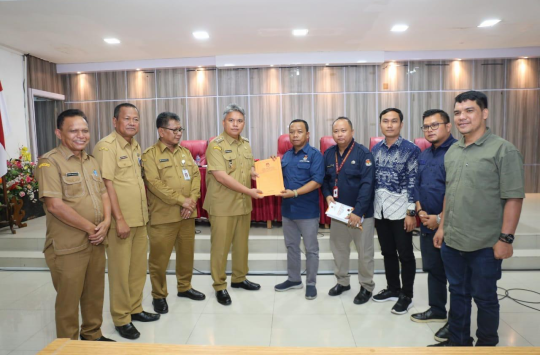 Wakil Bupati Tapanuli Utara, Deni P Lumbantoruan, Ketua KPU Taput Suwardy Pasaribu, dan lainnya foto bersama saat penyerahan secara simbolis sejumlah sisa dan hibah KPU (Foto: Loksa Situmeang/Kabarnas.com)