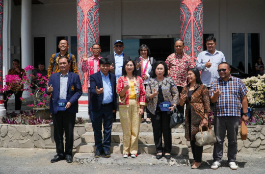 Wakil Bupati Junita R. Marbun, SH, MAP, saat menerima kunjungan dari Tim Yayasan HKBP Nomensen di Kantor Bupati, pada Kamis (24 Juli 2025)